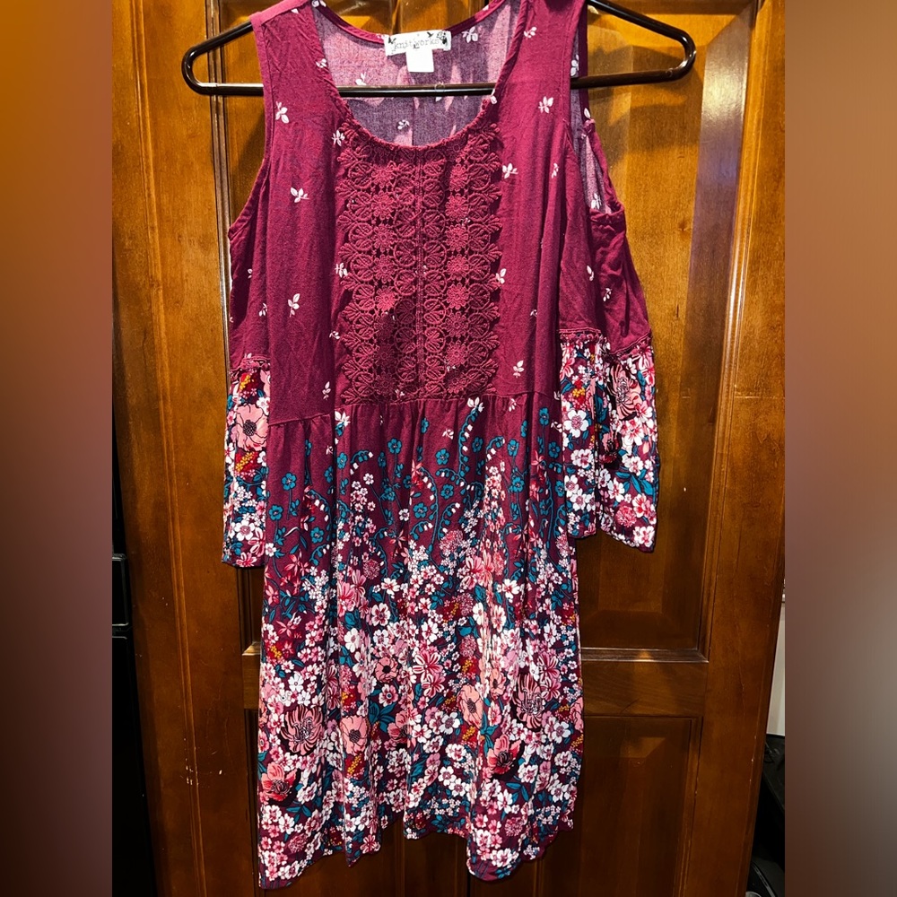 Super cute girls 3/4 sleeve cold shoulder light weight dress